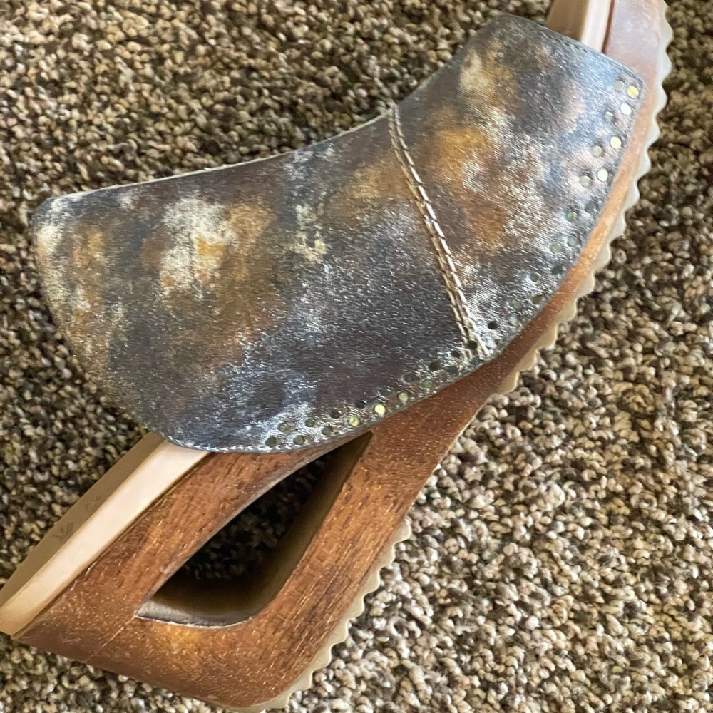Dansko sage metallic wedge. Size 41. Never worn outside.